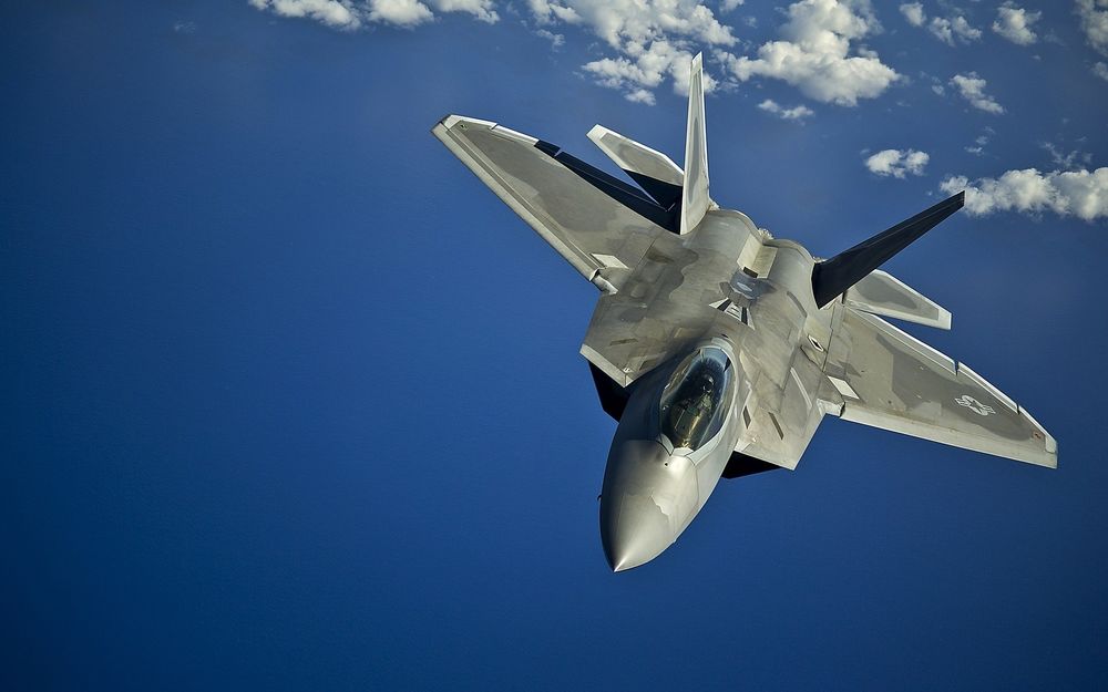 Обои для рабочего стола F-22 Raptor / F-22 Раптор летит в небе