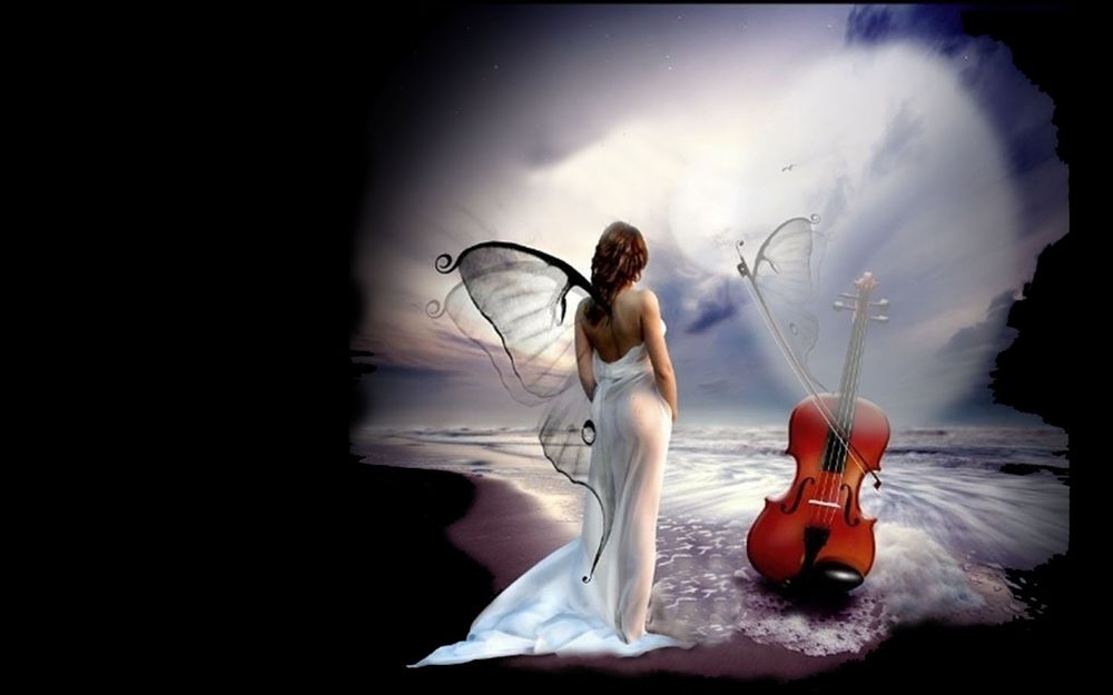 Обои для рабочего стола Девушка в длинном белом платье с крылышками бабочки за спиной, стоит у воды, перед ней стоит виолончель, на которой играет смычок с крыльями бабочки