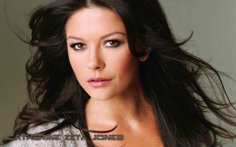 Обои для рабочего стола Красивая актриса Кетрин Зета-Джонс / Catherine Zeta Jones / с развевающимися волосами