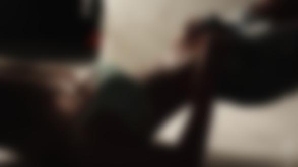 Обои на рабочий стол Девушка в драных шортах приподняла бедра