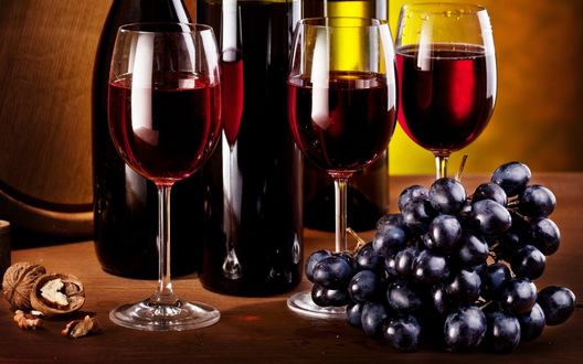 Обои на рабочий стол Виноград и виноградное вино в бокалах и бутылках / Uvas acompaГ±adas de copas de vino y botellas