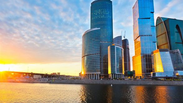 Обои на рабочий стол Высотные здания возле реки, Москва-Сити, Россия, на фоне заката солнца и неба