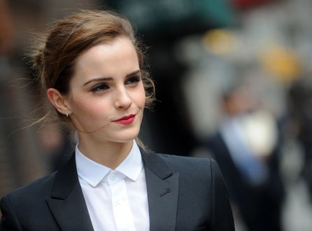 Обои на рабочий стол Актриса Emma Watson в черном смокинге и белой рубашке позирует