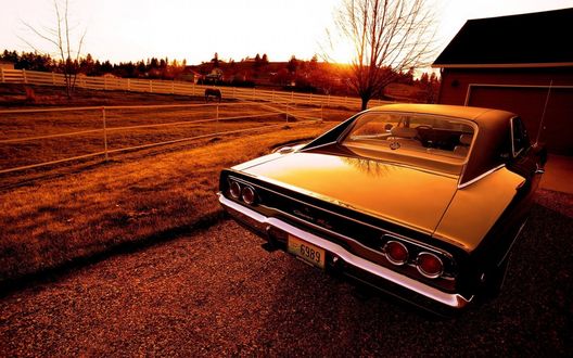 Обои на рабочий стол Додж Челенджер / Dodge Challenger возле дома на фоне заката и деревьев