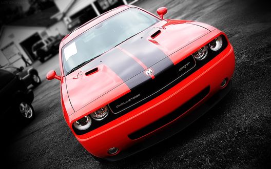 Обои на рабочий стол Додж Челенджер SRT / Dodge Challenger SRT на темном фоне стоянки