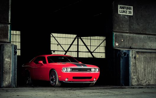 Обои на рабочий стол Додж Челенджер SRT / Dodge Challenger SRT выезжает из бокса