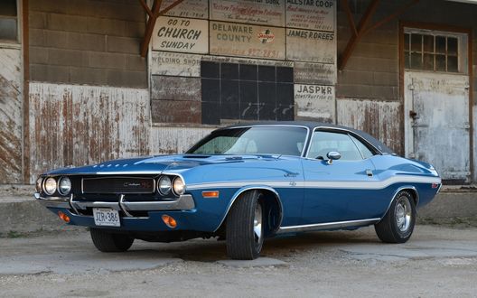 Обои на рабочий стол Додж Челенджер R / T / Dodge Challenger R / T стоит возле здания