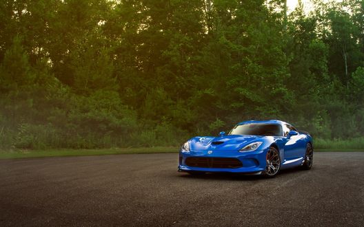 Обои на рабочий стол Додж Вайпер SRT / Dodge Viper SRT на дороге на фоне леса