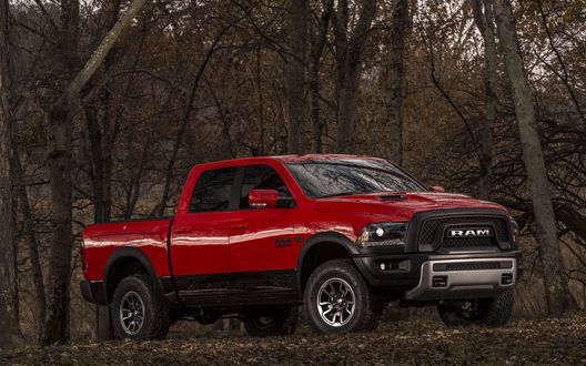 Обои на рабочий стол Додж RAM / Dodge Ram на фоне деревьев в лесу