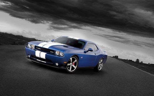 Обои на рабочий стол Додж Челенджер SRT / Dodge Challenger SRT на дороге на фоне пасмурного неба