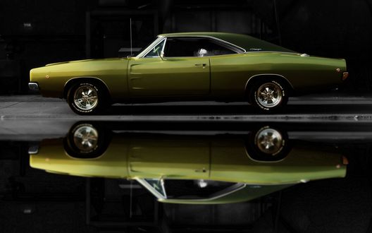 Обои на рабочий стол Додж / Dodge 1968 г. на темном фоне возле воды со своим отражением