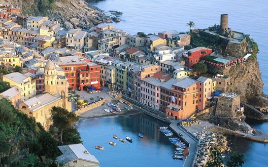 Обои на рабочий стол Вернацца / Vernazza, небольшой городок в провинции Специя с домами и лодками на берегу моря, Италия / Italy