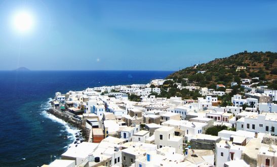 Обои на рабочий стол Остров Санторини / Santorini с белыми домами на фоне синего моря, Греция / Greece