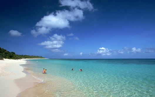 Обои на рабочий стол Пляж японского города Окинава / Gente en la playa de la isla japonesa de Okinawa en el ocГ©ano PacГ­fico