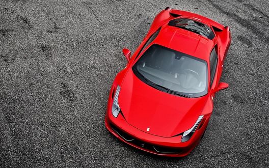 Обои на рабочий стол Красный Ferrari на площадке (вид сверху)