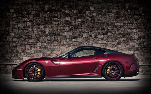 Обои на рабочий стол Ferrari на фоне каменной стены