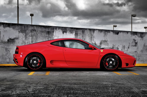 Обои на рабочий стол Ferrari 360 на парковке на фоне стены и пасмурного неба