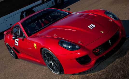 Обои на рабочий стол Красный Ferrari на площадке
