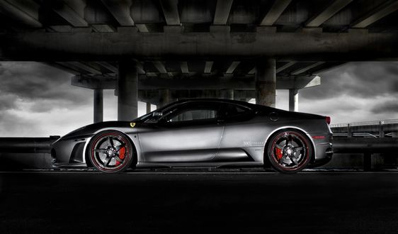 Обои на рабочий стол Ferrari-F430 под эстакадой