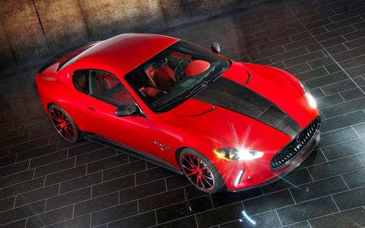 Обои на рабочий стол Красный Maserati на площадке