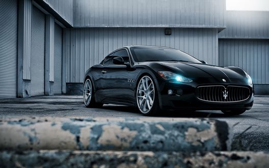 Обои на рабочий стол Черный Maserati возле здания