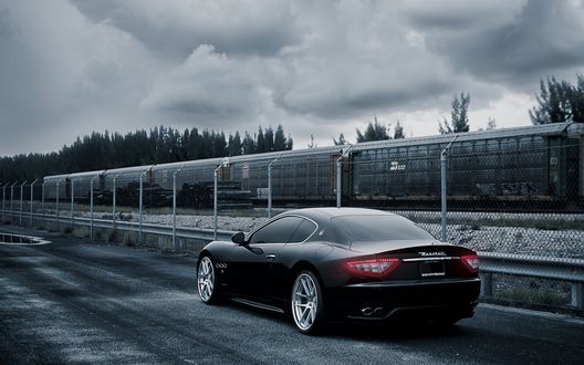 Обои на рабочий стол Maserati на огражденной трассе