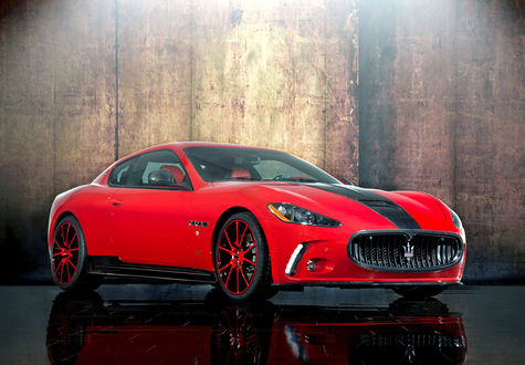 Обои на рабочий стол Красный Maserati на фоне стены