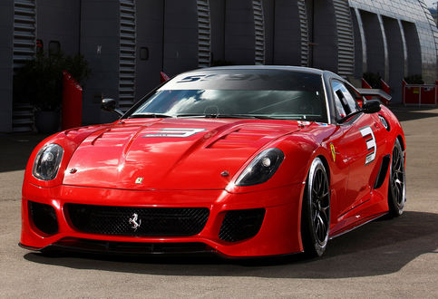 Обои на рабочий стол Ferrari 599хх возле боксов
