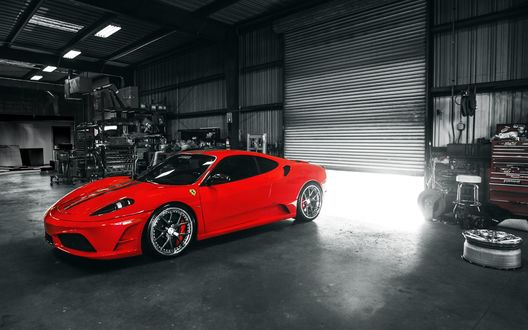 Обои на рабочий стол Ferrari F430 возле ворот в боксах