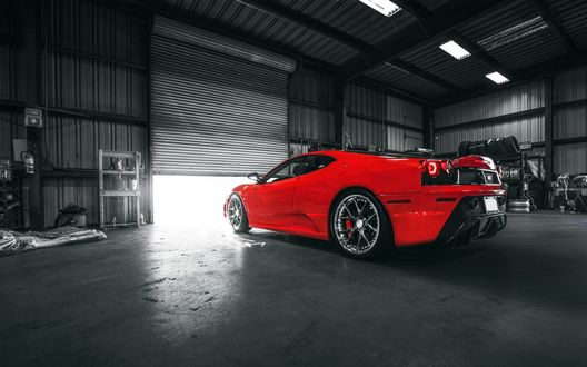 Обои на рабочий стол Ferrari F430 возле ворот в боксах
