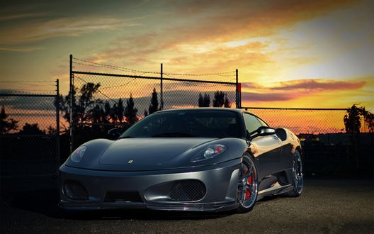 Обои на рабочий стол Ferrari на фоне вечернего неба после заката