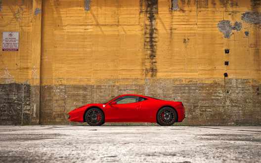 Обои на рабочий стол Ferrari на фоне желтой стены здания
