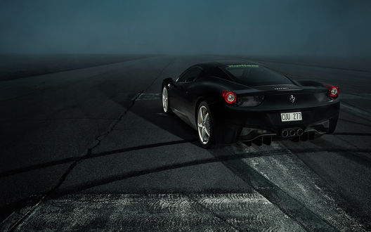 Обои на рабочий стол Ferrari на ночной трассе (вид сзади)