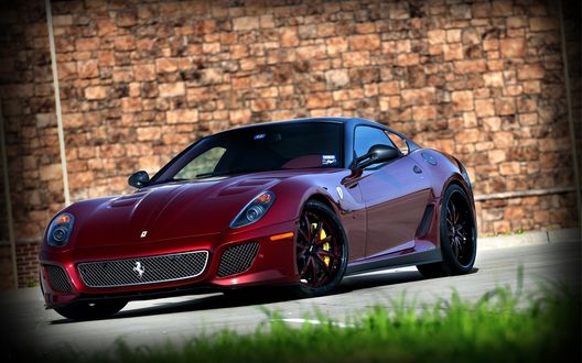 Обои на рабочий стол Ferrari на фоне каменной стены