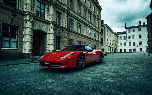 Обои на рабочий стол Ferrari на фоне домов