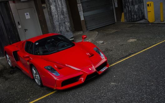 Обои на рабочий стол Ferrari на парковке возле дома