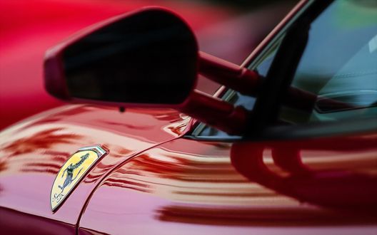 Обои на рабочий стол Зеркало и шильдик автомобиля Ferrari
