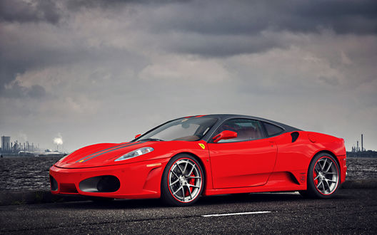 Обои на рабочий стол Ferrari 360 на фоне пасмурного неба