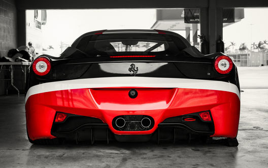 Обои на рабочий стол Красно-черный Ferrari (вид сзади)