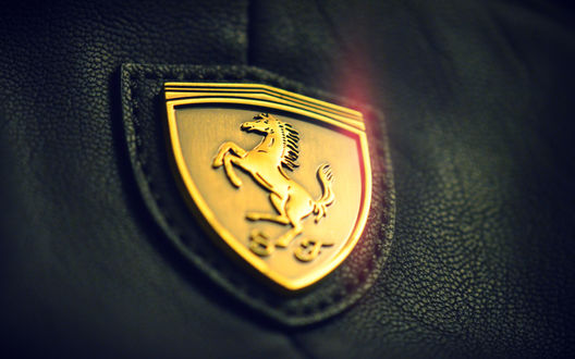 Обои на рабочий стол Эмблема Ferrari в кожаном салоне авто