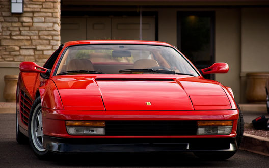 Обои на рабочий стол Ferrari на фоне здания (вид спереди)