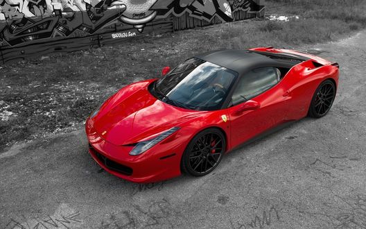 Обои на рабочий стол Ferrari на фоне разрисованной граффити стены
