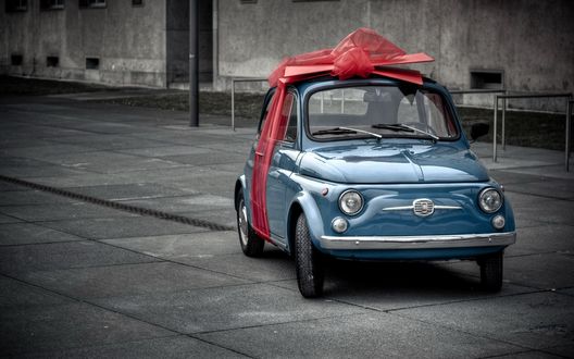 Обои на рабочий стол Fiat 500 с подарочным красным бантом