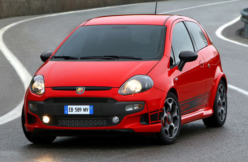 Обои на рабочий стол Fiat punto evo abarth на дорожном серпантине
