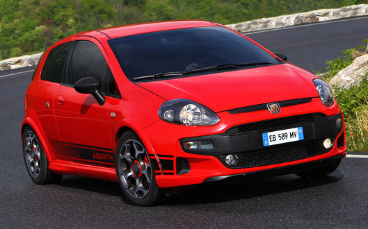 Обои на рабочий стол Fiat punto evo abarth на дорожном серпантине