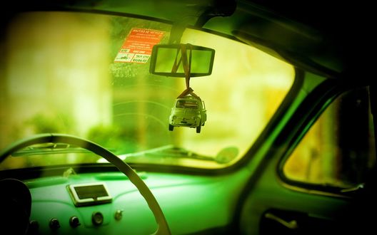 Обои на рабочий стол Вид из салона старого Fiat 500