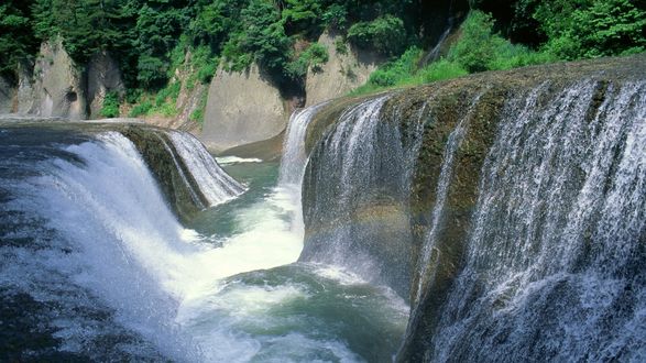 Обои на рабочий стол Водопады с двух сторон