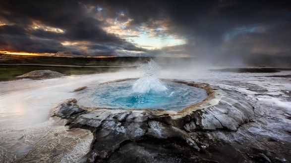 Обои на рабочий стол Всплеск воды в гейзере, Исландия / Iceland