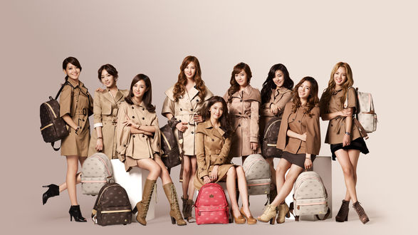 Обои на рабочий стол Girls generation, k-pop, азиатки в коротких плащах с сумками позируют на сером фоне, Южная Корея