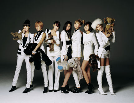 Обои на рабочий стол After school, k-pop, азиатки в белых костюмах позируют с плюшевыми мишками, Южная Корея